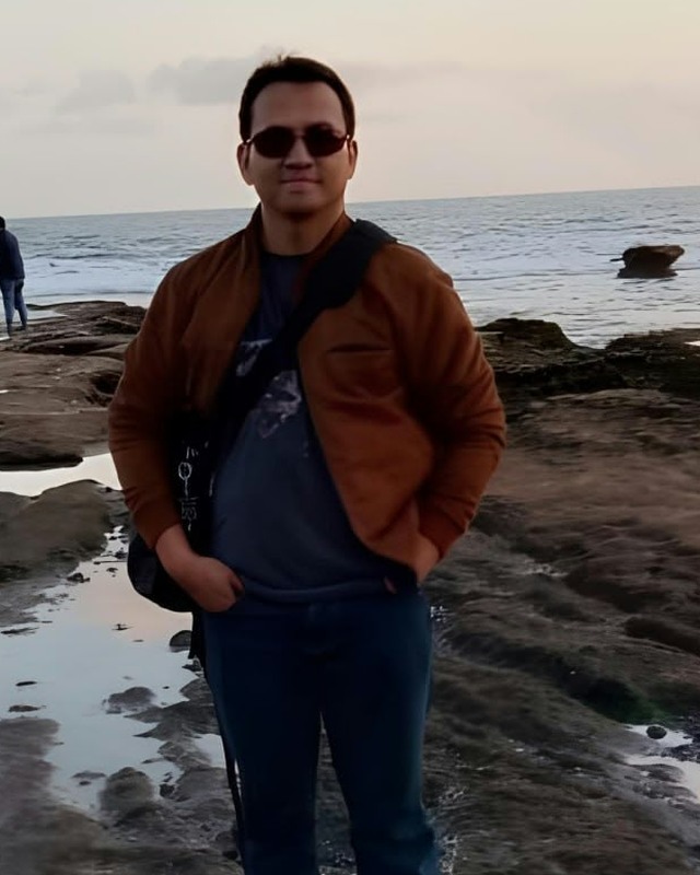 Maully Maulana Prawira, M.Hum. di pantai